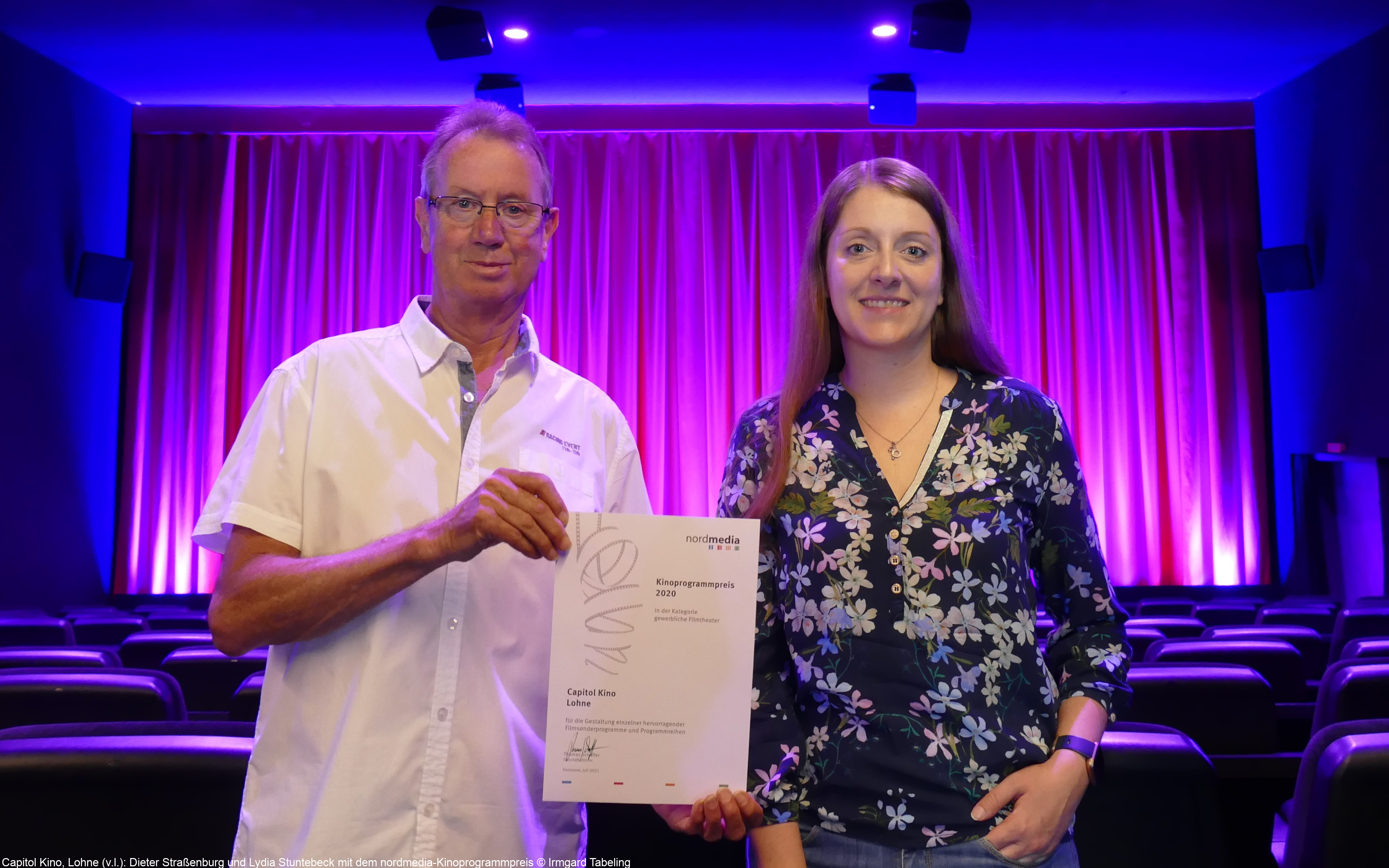 Capitol Kino, Lohne (v.l.): Dieter Straßenburg und Lydia Stuntebeck mit dem nordmedia-Kinoprogrammpreis © Irmgard Tabeling