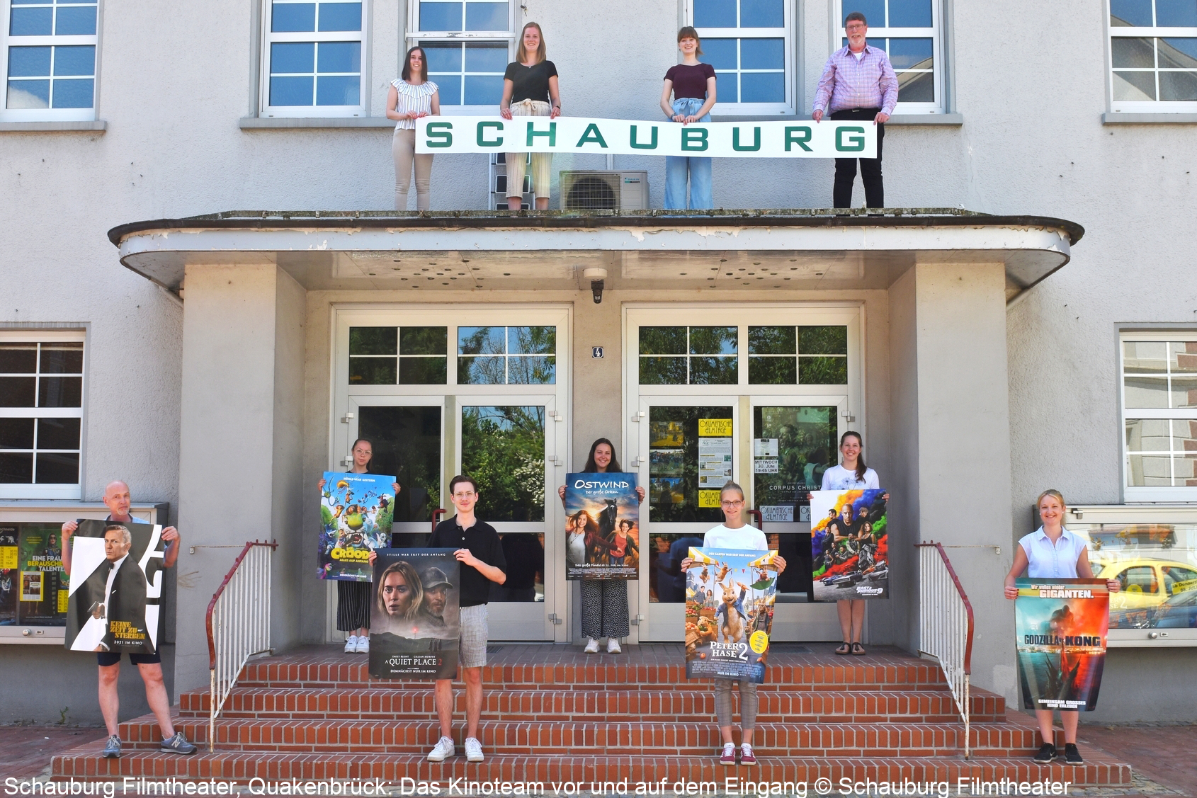 Schauburg Filmtheater, Quakenbrück: Das Kinoteam vor und auf dem Eingang © Schauburg Filmtheater