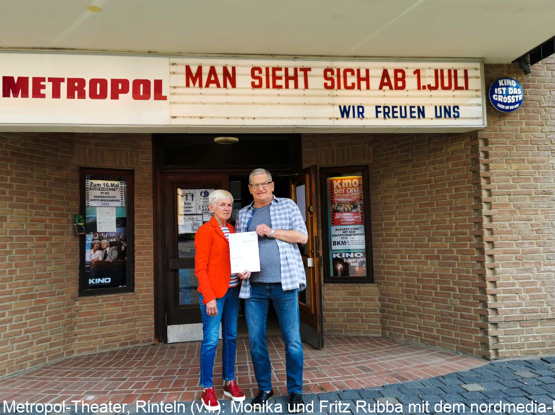 Metropol-Theater, Rinteln (v.l.): Monika und Fritz Rubba mit dem nordmedia-Kinoprogrammpreis © Metropol Kino Steinbergen