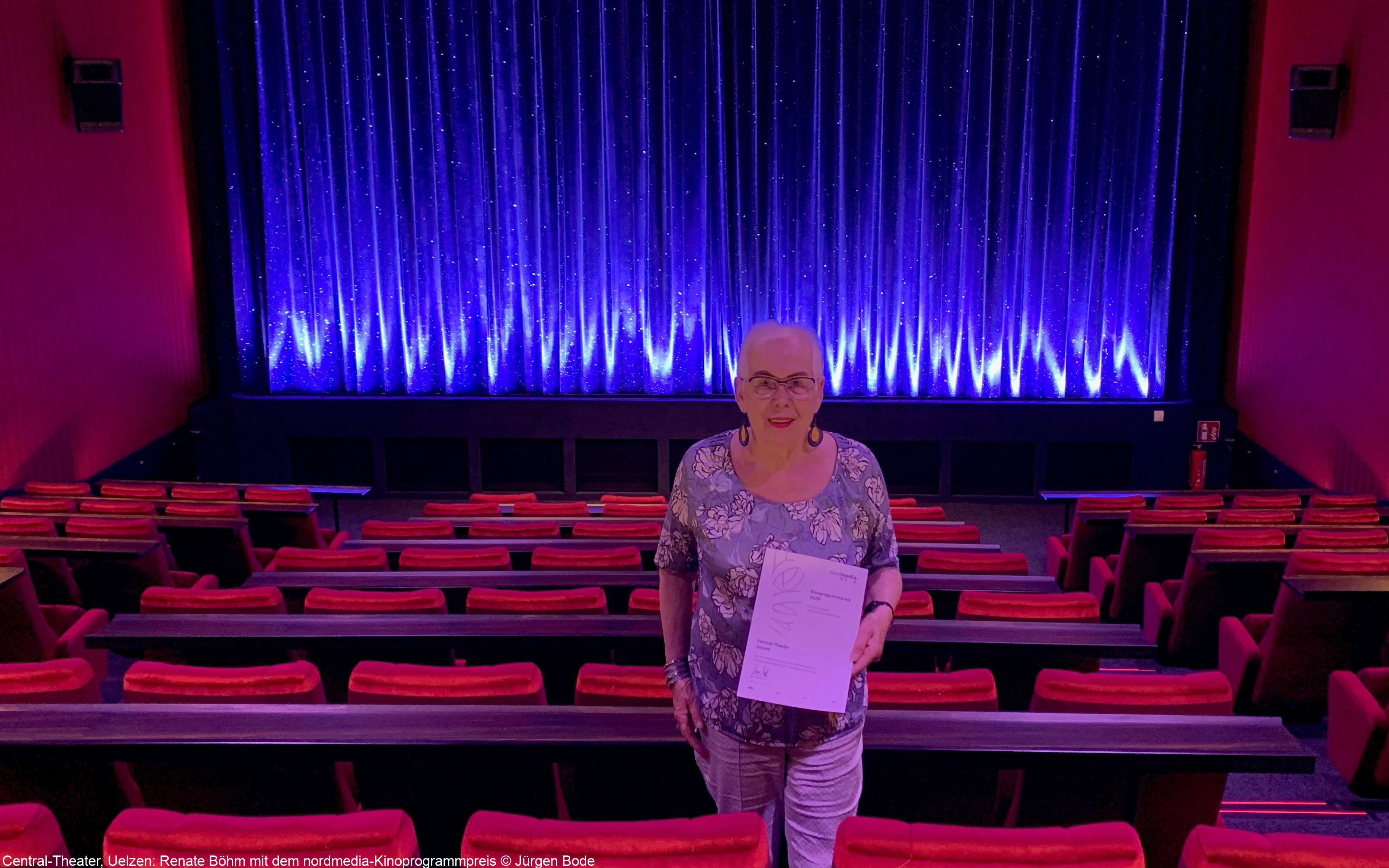 Central-Theater, Uelzen: Renate Böhm mit dem nordmedia-Kinoprogrammpreis © Jürgen Bode