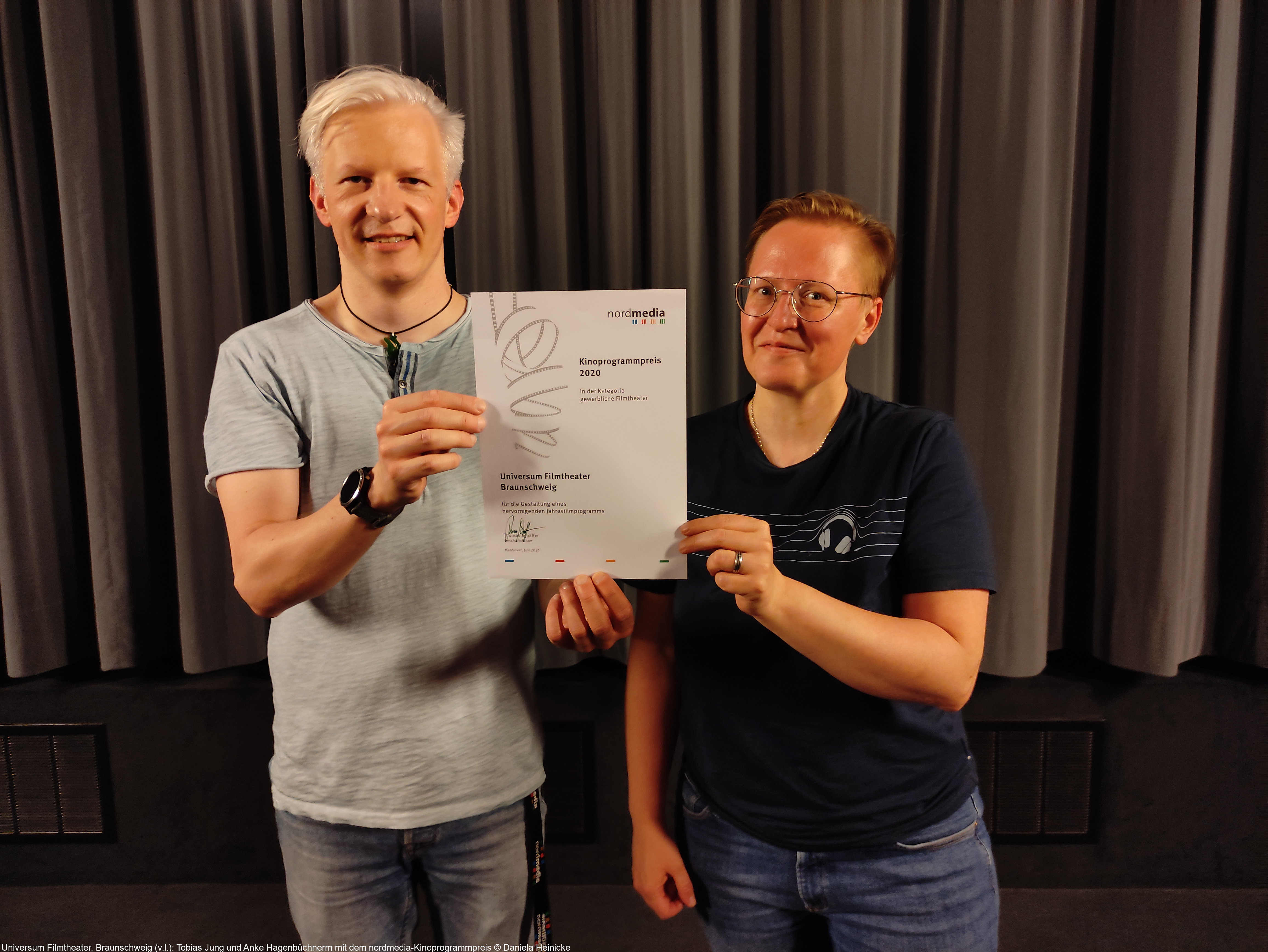 Universum Filmtheater, Braunschweig (v.l.): Tobias Jung und Anke Hagenbüchnerm mit dem nordmedia-Kinoprogrammpreis © Daniela Heinicke