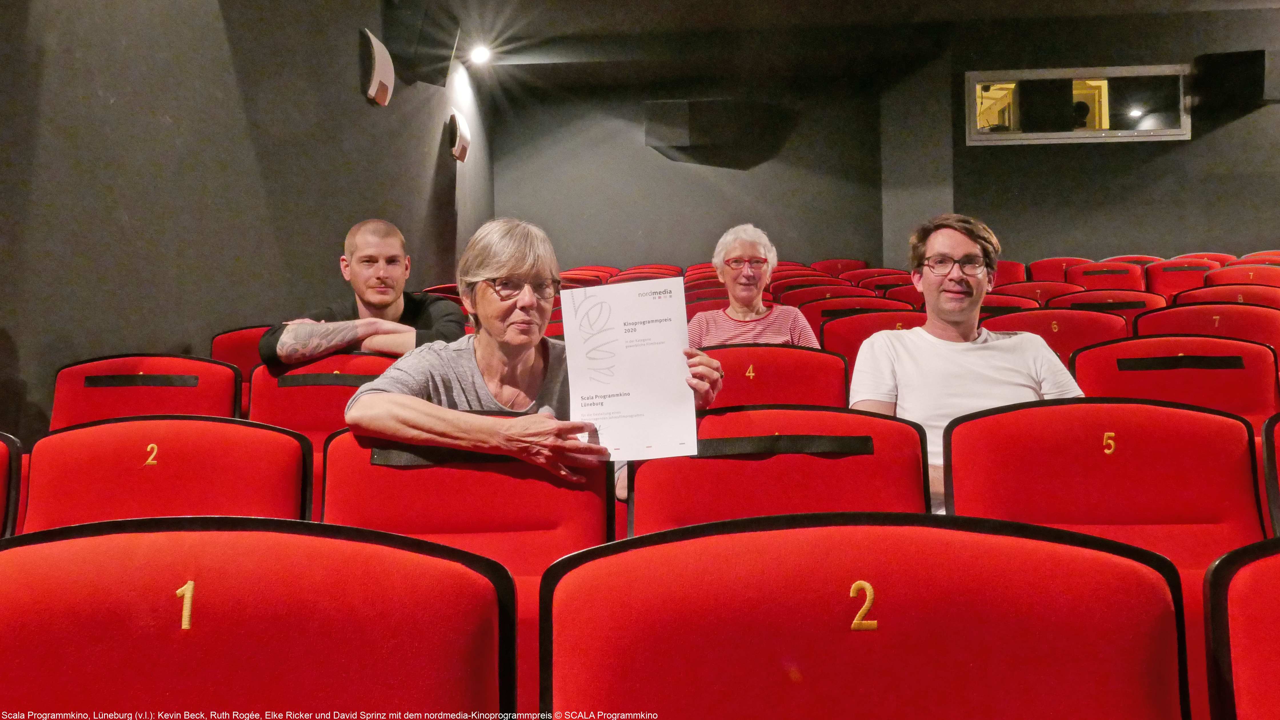 Scala Programmkino, Lüneburg (v.l.): Kevin Beck, Ruth Rogée, Elke Ricker und David Sprinz mit dem nordmedia-Kinoprogrammpreis © SCALA Programmkino