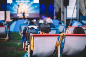 Liegestühle erwarteten die Gäste auf dem Gelände des Seh-Fests