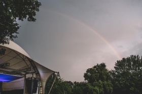 Ein Regenbogen vertrieb die Unwetterwolken über dem Gelände