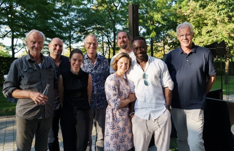 4 Wände (v.l.): Wedigo von Schultzendorff, Matthias Werner, Teresa Monfared, Dietmar Nieder, Daniel Klaus, Anjorka Strechel, Jerry Kwarteng und Jochen Coldewey © Yorck Maecke