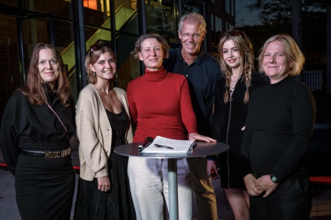 Sunburned (v.l.): Johanna Aust, Anima Schwinn, Nicole Gerhards, Jochen Coldewey, Flora Li Thiemann und Katja Morgeneier © Yorck Maecke