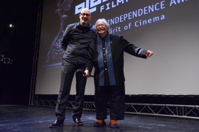 Spirit of Cinema Award: THE MAESTRO (Paul Spurrier), entgegen genommen von Somtow-Sucharitkul