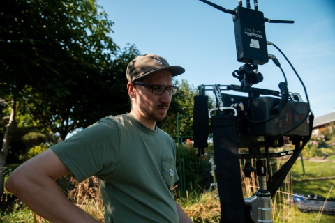 Regisseur und Drehbuchautor Florian Vey am Monitor. © Martín Scarpone