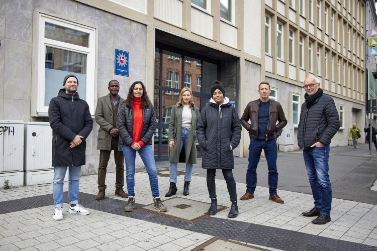 Drehstartfoto in Hannover vor dem Polizeikommissariat Mitte in der Herschelstrasse  (v.l.): 
Produzent Björn Vosgerau (Wüste Medien), Alois Moyo (Rolle Jon Makoni) , Neelesha Barthel (Regisseurin), Franziska Weisz (Rolle Julia Grosz), Sophia Ayissi (Drehbuchautorin), Wotan Wilke Möhring (Thorsten Falke) und Thomas Schäffer (Geschäftsführer nordmedia) © Wüste Medien GmbH/O-Young Kwon