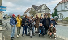 Am Set von JANINE ZIEHT AUFS LAND in Wulften am Harz (v. l.): Anna Schröder, Maximilian Brauer, Jaume Verdú, Aghyad Aboukoura, Martha Galonska, Santiago Gómez Rojas, Jan Eilhardt, Katja Welzel-Galonska, Vera Michel (unten), Gernot Galonska, Gunnar Galonska, Christina Demenshina / Foto: © Eilhardt Productions