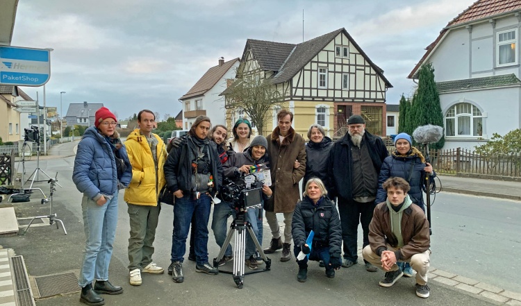 Am Set von JANINE ZIEHT AUFS LAND in Wulften am Harz (v. l.): Anna Schröder, Maximilian Brauer, Jaume Verdú, Aghyad Aboukoura, Martha Galonska, Santiago Gómez Rojas, Jan Eilhardt, Katja Welzel-Galonska, Vera Michel (unten), Gernot Galonska, Gunnar Galonska, Christina Demenshina / Foto: © Eilhardt Productions