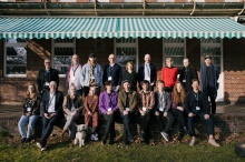 Beim GetTogether im Creative Hub Bremen (oben v.l.n.r.): Marcello Bonventre, Lars Gerhardt, Leon Buchholz, Thomas Schäffer, Carmen Wetzel, Ole Bast, Annette Unger, Jan Braetsch, Niklas Piatkowski, (unten v.l.n.r.) Maren Speer, Helge Haas, Brit Bentzen, Polly, Neele Buchholz, Thomas Werner, Julian Hölscher, Jonas Hummel, Nils Fricke, Laura Wehhofer und Anton Lüdecke / Foto: © Magdalena Stengel