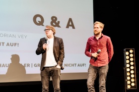 Grillmaster Flash und Nils Malten (v.l) erzählen Anekdoten vom Set