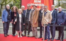 Das Team von RABIYE KURNAZ GEGEN GEORGE W. BUSH mit Thomas Schäffer (2.v.r.) und Festivalleiter Matthias Greving (1.v.r) beim Filmfest Bremen, Foto: Manja Herrmann