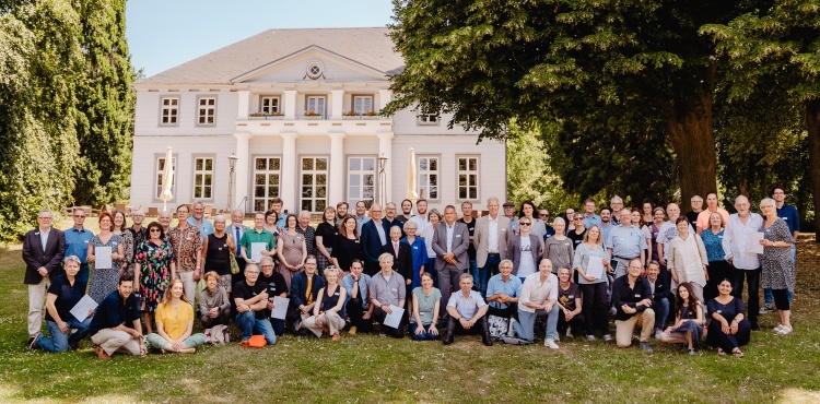 Ausgezeichnetes Kino: die Kinoprogrammpreisträger und -preisträgerinnen 2022 im Kurpark von Bad Nenndorf (Foto: © nordmedia/Marie-Christin Pratsch)