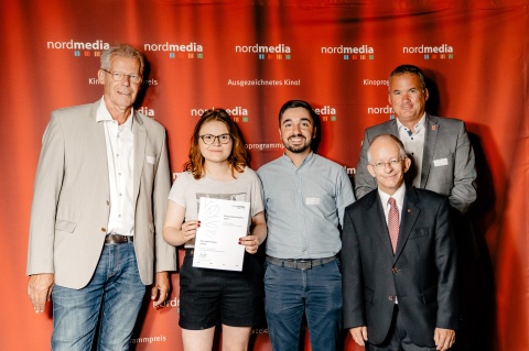 nordmedia Kinoprogrammpreis 2022 für Das Andere Kino, Lehrte: Jochen Coldewey (nordmedia), Amelie Buerhop und Carmine Panunzio (Das Andere Kino),  Staatssekretär Dr. Jörg Mielke (Niedersächsische Staatskanzlei) und Mike Schmidt (Samtgemeindebürgermeister Nenndorf) © nordmedia/Marie-Christin Pratsch