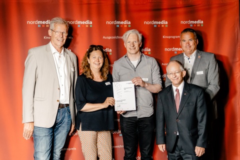 nordmedia Kinoprogrammpreis 2022 für das Universum Filmtheater, Braunschweig: Jochen Coldewey (nordmedia), Marit Vahjen, und Tobias Jung (Universum Filmtheater), Staatssekretär Dr. Jörg Mielke (Niedersächsische Staatskanzlei) und Mike Schmidt (Samtgemeindebürgermeister Nenndorf) © nordmedia/Marie-Christin Pratsch