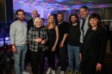 Drehschluss in Bremen (v.l.): Thomas Starte (nordmedia), HP Baxxter, Ellen Geerdes (HP's Mutter), Cordula Kablitz-Post (Regisseurin und Produzentin), Ulf Behrens (Kamera), Patrick Dadaczynski (Ton), Christoph Liedke (Wild Bunch Germany), Stella Nikoletta Drossa (Herstellungs-/Produktionsleitung); Foto: ©  Andreas Schlieter