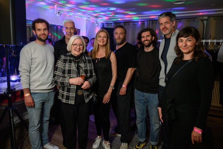 Drehschluss in Bremen (v.l.): Thomas Starte (nordmedia), HP Baxxter, Ellen Geerdes (HP's Mutter), Cordula Kablitz-Post (Regisseurin und Produzentin), Ulf Behrens (Kamera), Patrick Dadaczynski (Ton), Christoph Liedke (Wild Bunch Germany), Stella Nikoletta Drossa (Herstellungs-/Produktionsleitung); Foto: ©  Andreas Schlieter