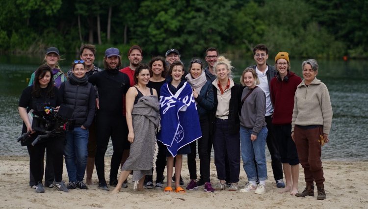 Am Set im Strandbad Hemmingen (v.l.): Merve Dinc, Meike Lütge-Kalberlah, Diana „Lotte“ Schwieger, Paul Herbig, Martin Neumeyer, Christopher Sälzer, Roni Zorina, Malin Duggen, Anna Lena Grießer, Cooper Dillon, Conny Voigt, Malte Füllgrabe, Jule Petsch, Lisa Meister, Kevin Walt, Philipp Jahnke und Corinna Zink © Tabea Fischer