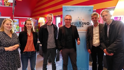 Das SchulKinoWoche-Team mit Leopold Grün im CineMotion Bremerhaven © SchulKinoWoche Bremen