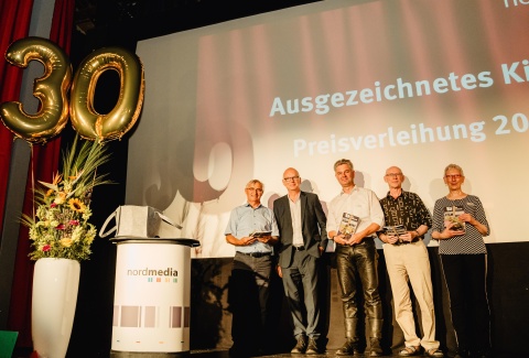 30 Jahre Kinoprogrammpreisverleihung in Bad Nenndorf (v.l.): Karl-Heinz Meier (Vorstand Kinobüro), Thomas Schäffer (Geschäftsführer nordmedia), Holger Tepe (Vorstand Kinobüro), Helge Schweckendieck und Elke Rickert (beide in der Kinoprogrammpreisjury) © nordmedia/Marie-Christin Pratsch