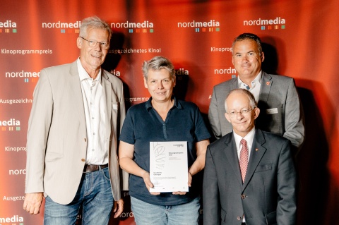 nordmedia Kinoprogrammpreis 2022 für das  Kino Méliès, Göttingen: Jochen Coldewey (nordmedia), Telke Reeck (Kino Méliès), Staatssekretär Dr. Jörg Mielke (Niedersächsische Staatskanzlei) und Mike Schmidt (Samtgemeindebürgermeister Nenndorf) © nordmedia/Marie-Christin Pratsch