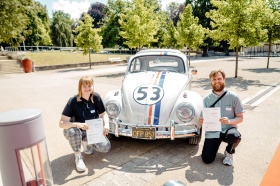 Catleen Scheller (Kronen-Lichtspiele, Bad Pyrmont / Neue Schauburg, Northeim)  und Johannes Sperber (Kino am Raschplatz, Hannover) mit "Herbie" © nordmedia/Marie-Christin Pratsch