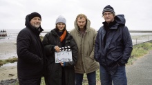 Drehstart an der Küste für HAUKE HAIENS TOD (v.l.): Andreas Prochaska (Regie), Philine Schmötzer (Rolle Wienke), Anton Spieker (Rolle Iven) und Detlev Buck (Rolle Hauke Haien) © ARD Degeto/Nordfilm/Christine Schroeder