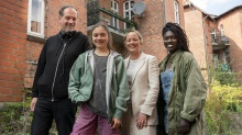 Drehstart in Lüneburg von DIE NETTESTEN MENSCHEN DER WELT:  Regisseur Alexander Adolph mit den Darstellerinnen Hannah Schiller, Silke Bodenbender und Joyce Sanhá (v.l.) © NDR/Studio Zentral/Georges Pauly