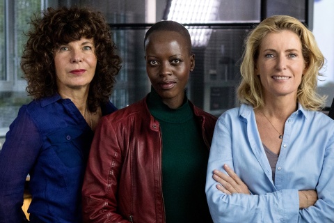 Drehstart für den TATORT: NATIONAL FEMININ in Göttingen (v.l.): Regisseurin Franziska Buch mit den Schauspielerinnen Florence Kasumba und Maria Furtwängler © NDR / Frizzi Kurkhaus