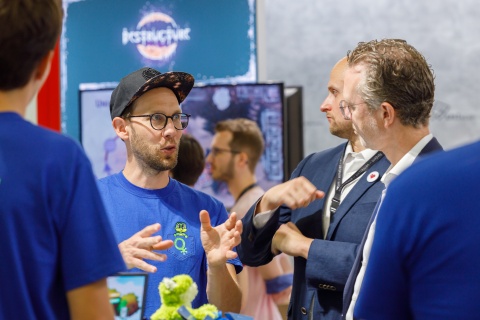 Hendrik Rump (l.) von Quantumforg stellt Dr. Berend Lindner (r.) die NFT-App Polychain Monsters vor (© nordmedia, Fotograf: Dirk Baumbach)