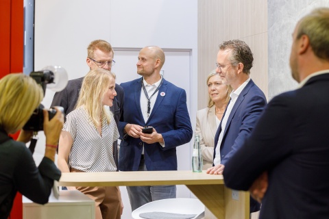 v.l.: Melissa Jung (hannoverimpuls), mit Marco Schulz (MW), Roman Winkler (nordmedia), Bettina Boller (MW) und Dr. Berend Lindner (© nordmedia, Fotograf: Dirk Baumbach)