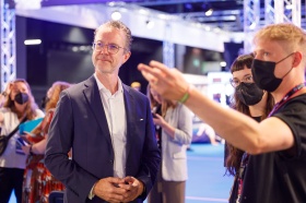 Dr. Berend Lindner (l.) zu Besuch bei den Gründer:innen Amelie Künzler und Sandro Engel von Sisyfox GmbH auf der Indie Arena Booth (© nordmedia, Fotograf: Dirk Baumbach)