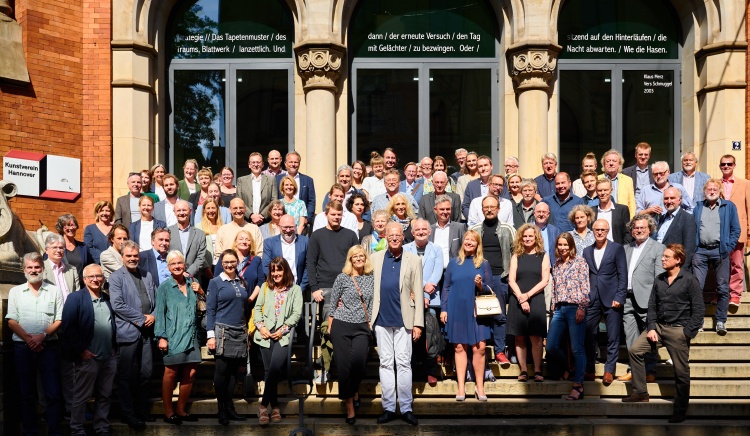 Gruppenfoto vor dem Künstlerhaus Hannover.