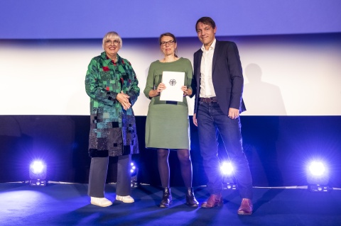 Kulturstaatsministerin Claudia Roth mit Doris Janßen und Tobias Rossmann vom Casablanca Kino in Oldenburg.