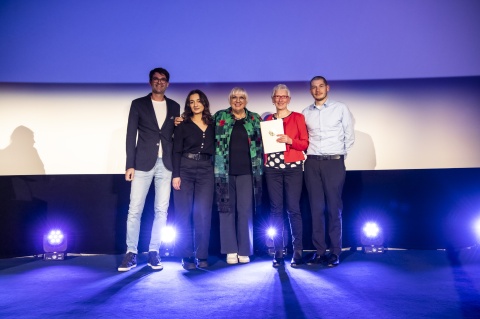 Das Team vom Scala Programmkino in Lüneburg mit Kulturstaatsministerin Claudia Roth in der Mitte (v.l.): David Sprinz, Magda Kokolashvili, Elke Rickert und Kevin Beck.