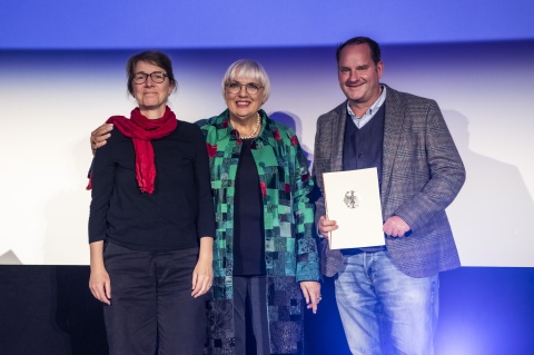 Sybille Mollzahn und Torben Scheller vom Kino am Raschplatz in Hannover mit Kulturstaatsministerin Claudia Roth (Mitte).