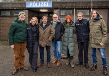 Am Set von SÖRENSEN FÄNGT FEUER vor dem "Revier Katenbüll" in Varel (v. l.): Produzent Jakob Claussen (Claussen+Putz Filmproduktion), Katrin Wichmann (Rolle Jennifer), Bjarne Mädel (Regisseur und Hauptdarsteller), Thomas Schäffer (Geschäftsführer nordmedia), Philine Rosenberg (Redakteurin NDR),  Leo Meier (Rolle Malte) und Sven Stricker (Roman- und Drehbuchautor) © Michael Ihle Fotografie