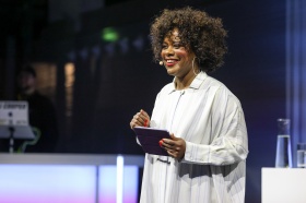 Schauspielerin und Sängerin Denise M´Baye moderierte den Talk © nordmedia