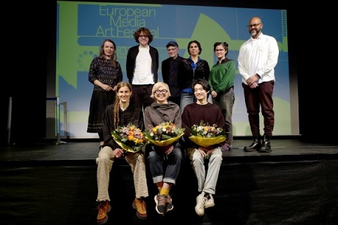 Anna Zett, Karolina Bregula und Peng Zuqiang (1. Reihe),
Bettina Hirsch, Luca Schepers, Rainer Bellenbaum (Jury für den EMAF Medienkunstpreis der Deutschen Filmkritik (VDFK)); Jeannette Muñoz, Maryam Tafakory und Greg de Cuir Jr (Internationale Jury) (2. Reihe). Foto: Kerstin Hehmann