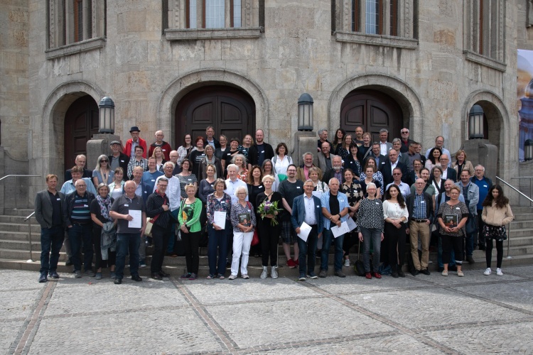 Ausgezeichnetes Kino: die Kinoprogrammpreisträger:innen 2023 mit Preispatin Birgit Möller (Mitte) in Bremerhaven © nordmedia/Heiko Sandelmann