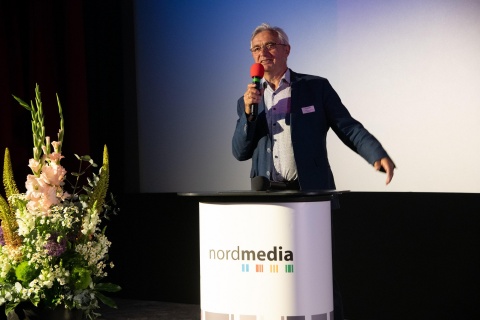 Karl-Heinz Meier, Vorstand des Kinobüros Niedersachsen/Bremen, begrüßt die Kinobetreiber:innen. Foto:  © nordmedia/Heiko Sandelmann