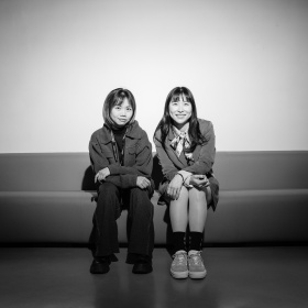 YuXiao Huang (l.) und Yunda Suh (r.) planen ein überdimensionales Landmark für Bremen. Foto (c) Magdalena Stengel Fotografie, 2023.