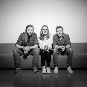 Wilke Könken, Franziska Gröne und Christian Neuhof (v.l.n.r.) holen Rainer im Wohnmobil nach Bremen. Foto (c) Magdalena Stengel Fotografie, 2023.