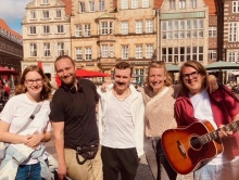 Bei den Dreharbeiten auf dem Bremer Marktplatz (v.l.): Franziska Gröne (Produzentin), Wilke Könken (Regisseur), Christian Neuhof (Hauptdarsteller und Produzent), Anika Fenske (nordmedia), Christian Wesemann (Musiker Grillmaster Flash) © nordmedia