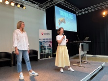 Daniela Leckzik (l.) von der Digitalagentur Niedersachsen moderierte gemeinsam mit Anna Brandes (r.) vom APITs Lab die Veranstaltung  "Technologie & Croissant". (Foto: Antonia Kuhn ©)