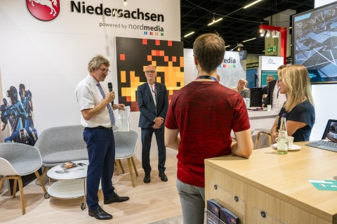 Frank Doods (l.) und Thomas Schäffer (r.) während der gemeinsamen, offiziellen Eröffnung des Standes (Foto: © ZWEILUX Agentur für Fotografie)