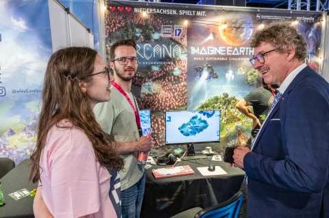 Am Stand in der Indie Arena Booth (Foto: © ZWEILUX Agentur für Fotografie)