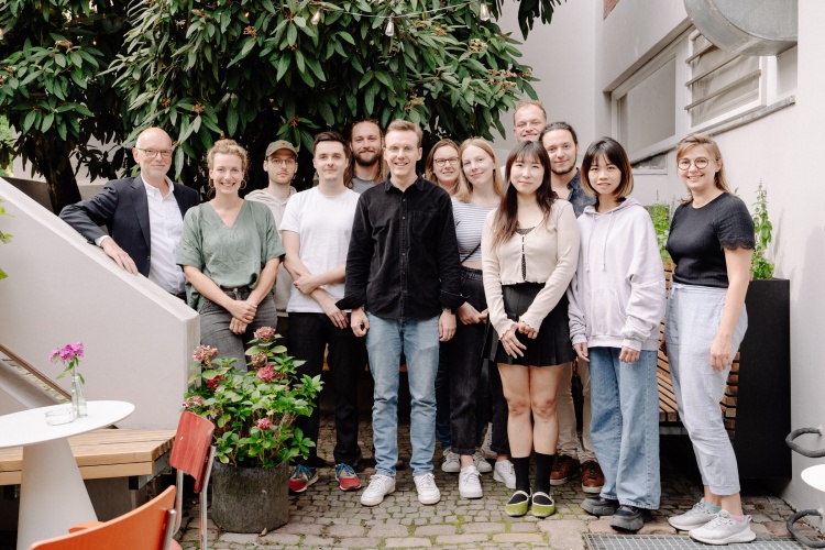 v.l.: Thomas Schäffer, Anika Fenske (nordmedia), Justin Kempke, Tom Jansen (Team A Year in Review), Wilke Könken, Christian Neuhof, Franziska Gröne (Team Rainer), hinten: Laura Harms, Luca Steinhaus, Georg Roch (Team Echoes), vorne: Yunda Suh, Yuxiao Huang (Team Butterfly Dream), Rebekka Tegtmeier (Referentin equihub)